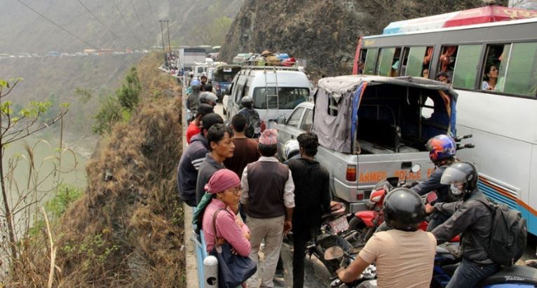 नागढुंगाबाट बाहिरिने सवारीलाई ट्राफिक प्रहरीले काठमाडौँनै फर्काइदियो